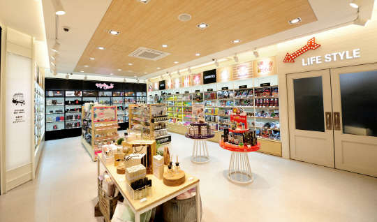 올리브영 명동 플래그십 스토어 라이프스타일 존. 체험형 공간에서 두피 진단 서비스, 풋케어, 베이비 케어 등을 받아볼 수 있다.  올리브영 제공